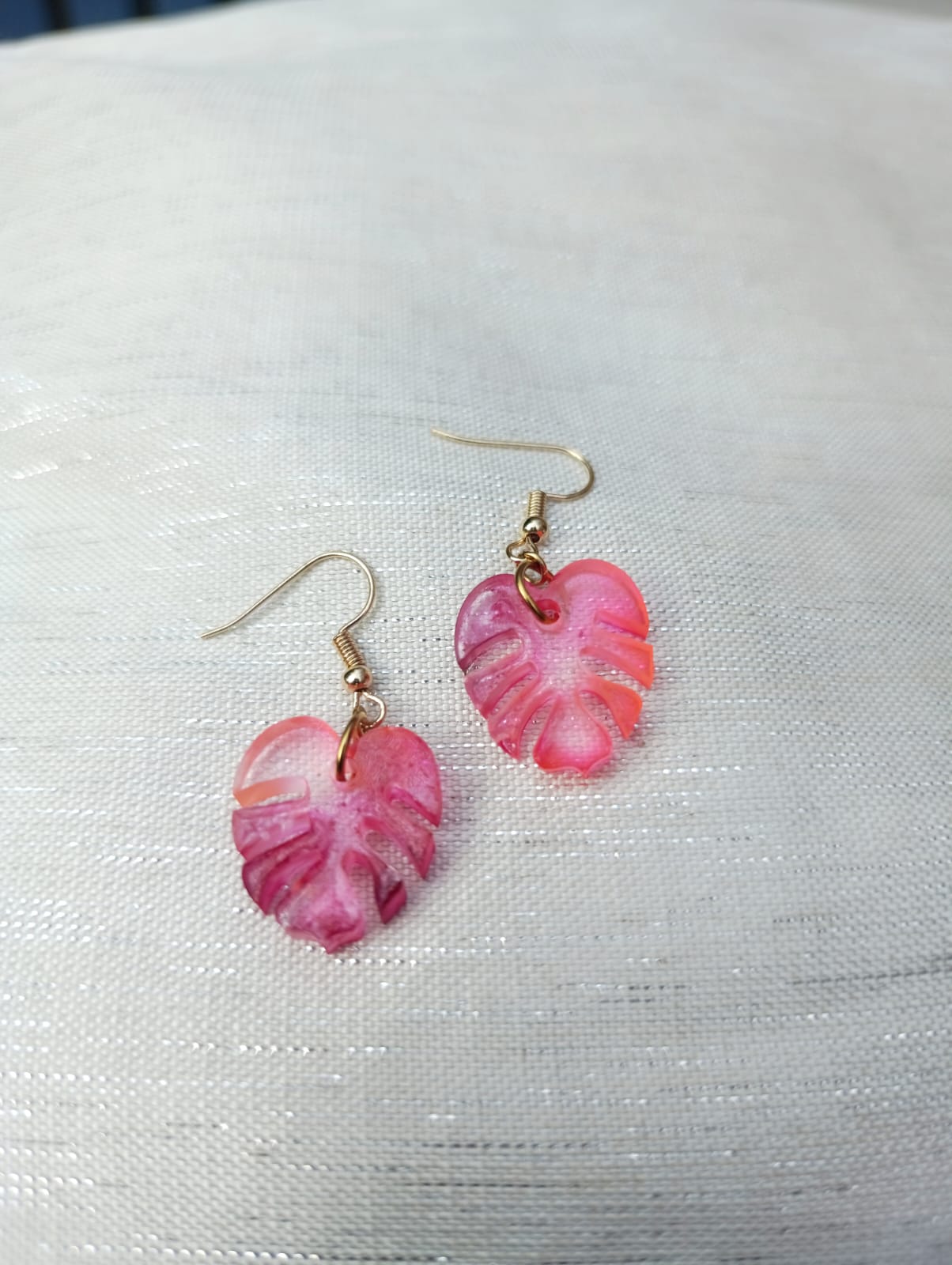 Boucles d'oreilles feuille rose en résine