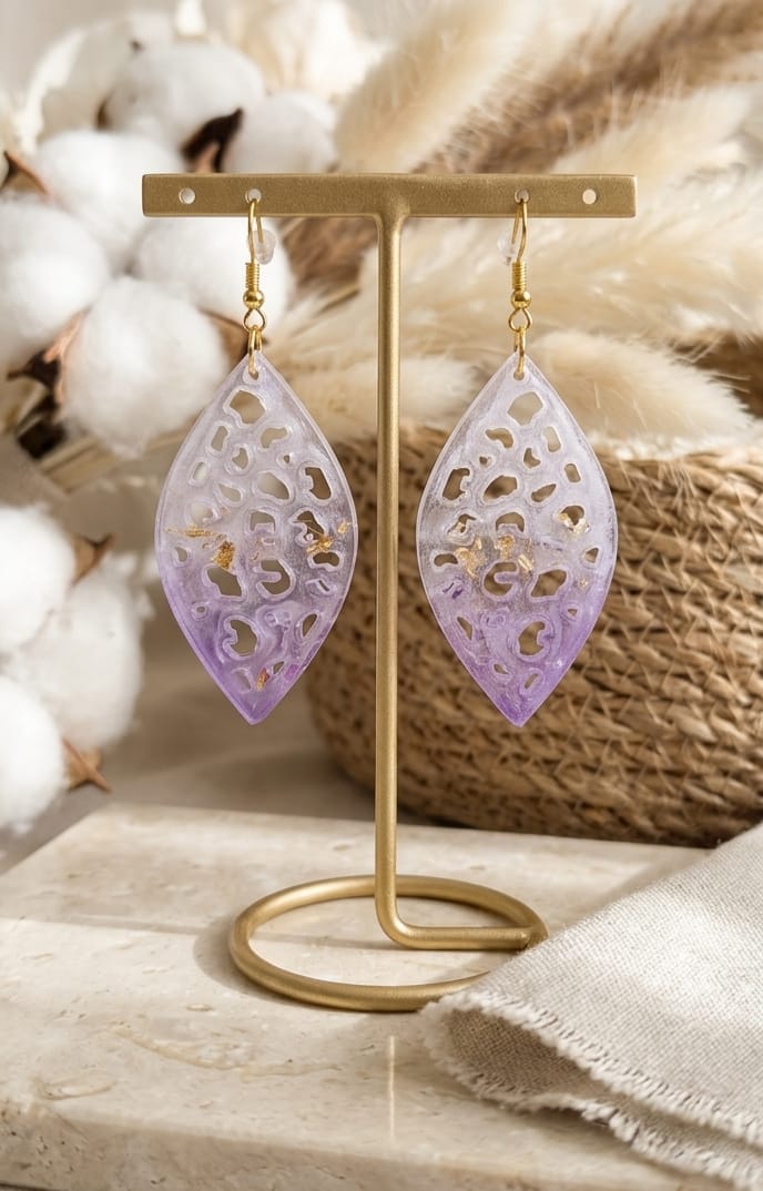 Boucles d'oreilles feuille violette à éclats dorés