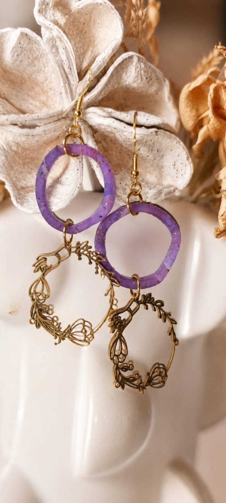 Boucles d'oreilles violettes avec breloque fleurie